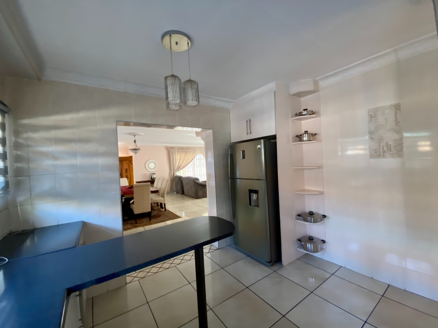 5 Bedroom Property for Sale in Heuwelsig North West